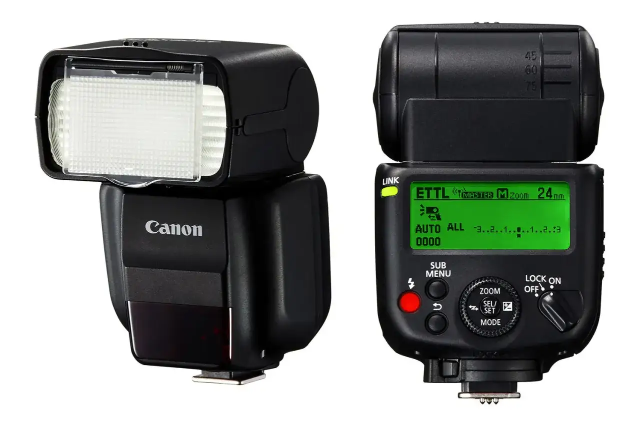 Deux flashs Canon Speedlite, un avec diffuseur, l'autre avec écran LCD affichant