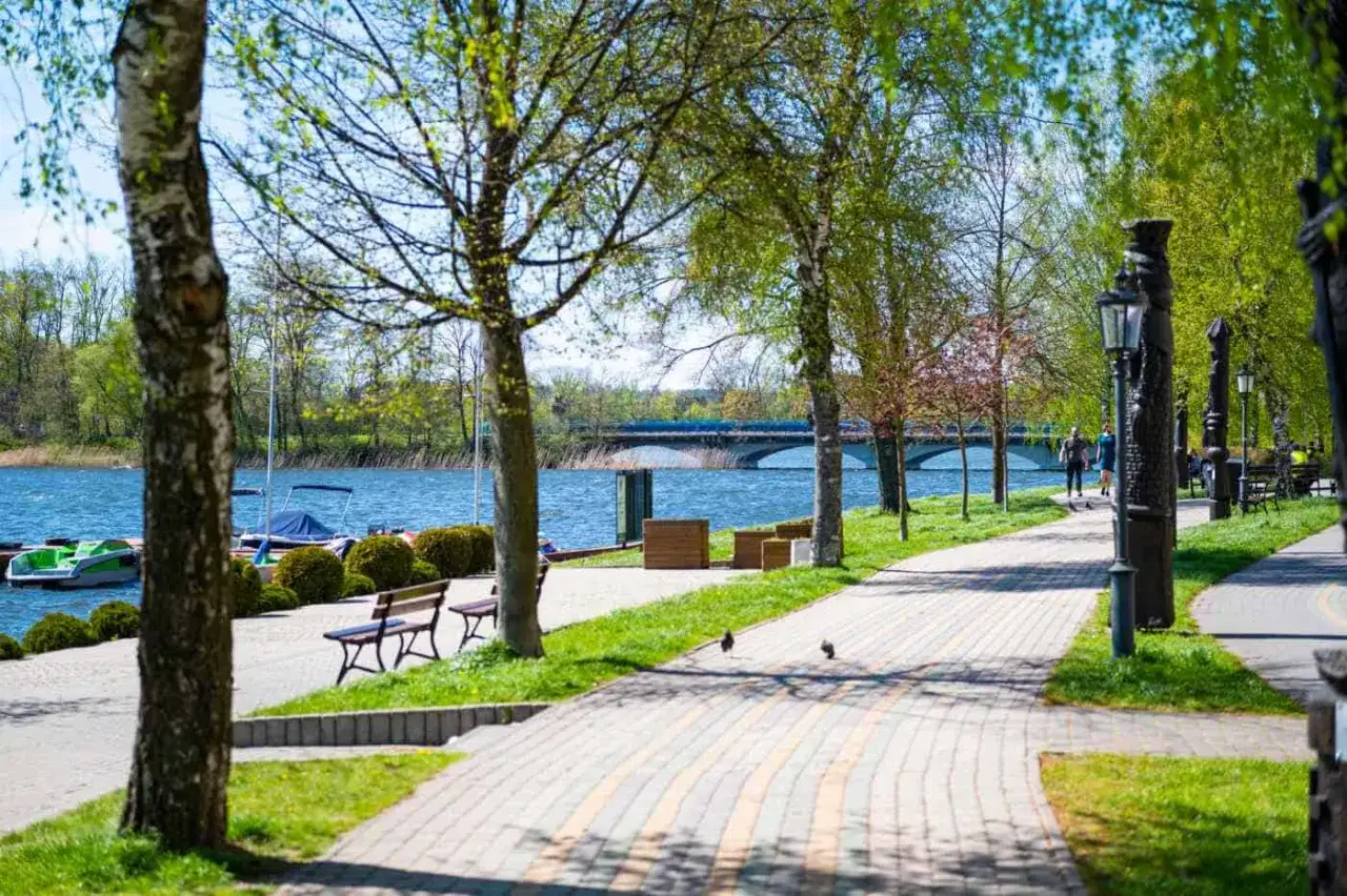 Promenada nad jeziorem w Ełku, z ł&oacute;dkami i rowerami wodnymi, to świetne ełk atrakcje dla dzieci.