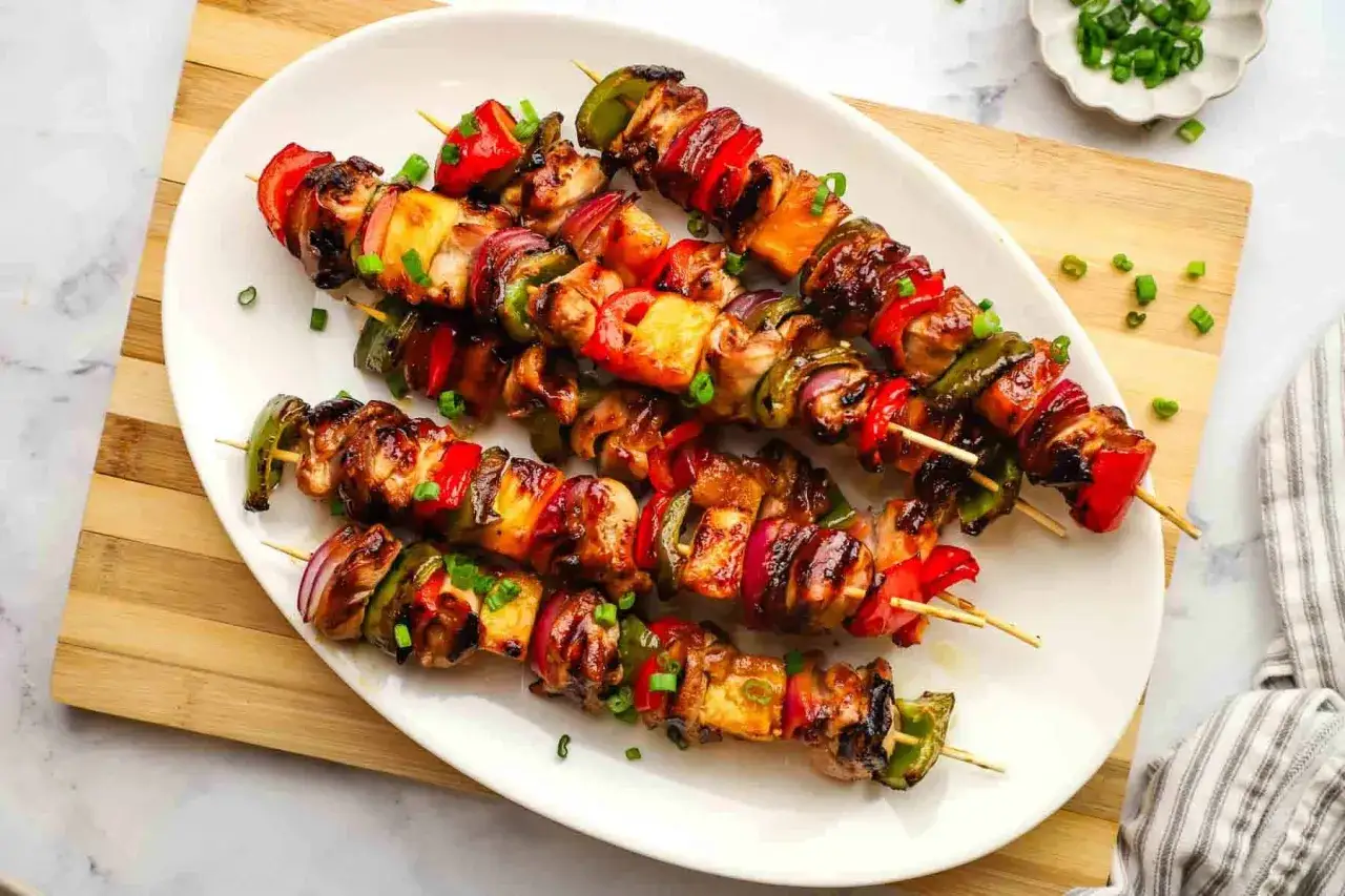 Brochettes de poulet et légumes colorés, un délice pour un barbecue sain.