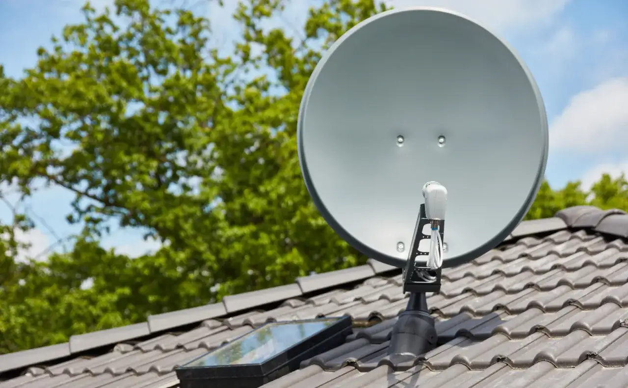 Antena satelitarna Polsat Box na dachu
