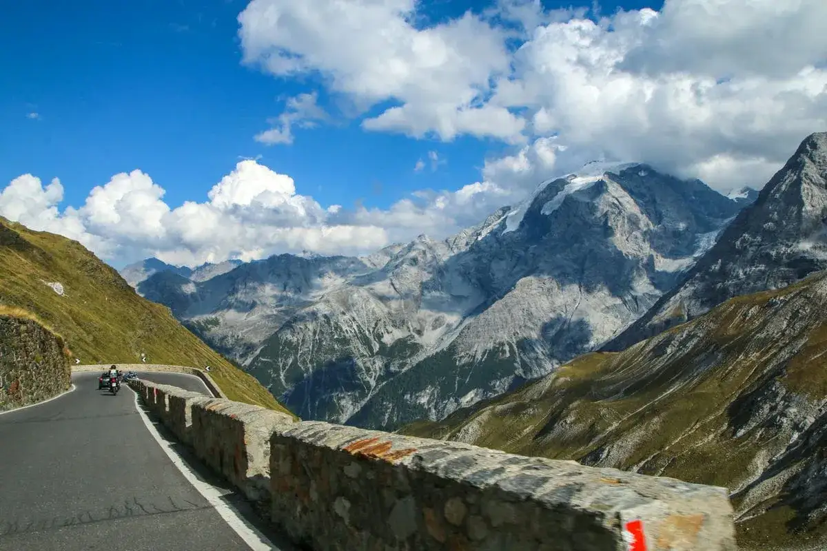 Un fantastico week end in moto tra le curve di un passo alpino, con maestose montagne sullo sfondo.