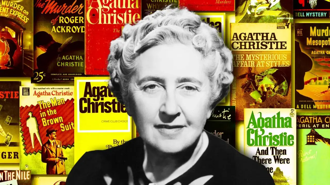Agatha Christie omgiven av sina böcker, inklusive