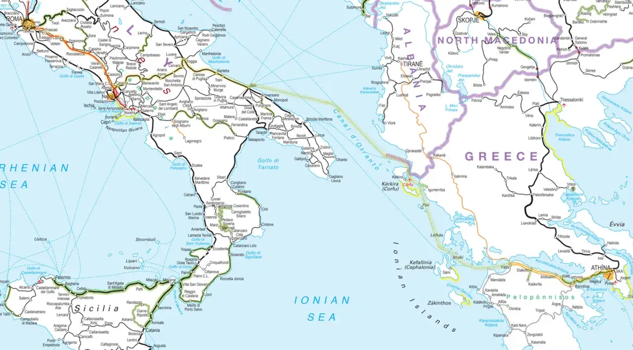 En karta &ouml;ver Italien och Grekland, med m&ouml;jliga rutter f&ouml;r ett t&aring;g till Grekland.