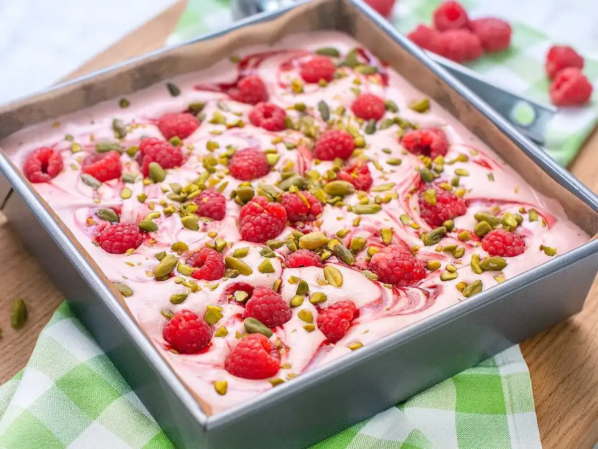 Hallon- och pistagesemifreddo i form, redo f&ouml;r frysen. Ett perfekt semifreddo recept f&ouml;r sommaren.
