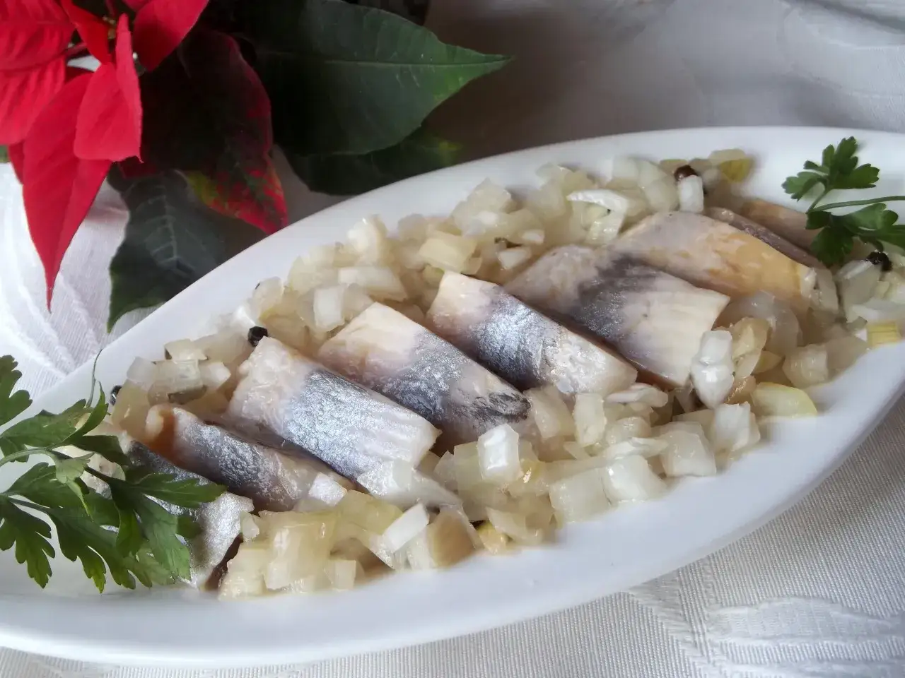 Śledzie w oleju z cebulką, idealne na wigilijny stół. To dobry przepis na śledzie, który zachwyci każdego.