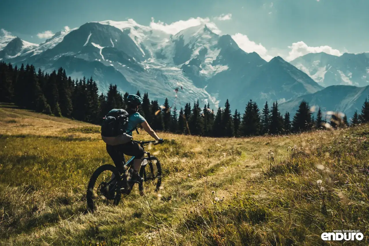 Rowerzysta na malowniczej trasie pod majestatycznym Mont Blanc.