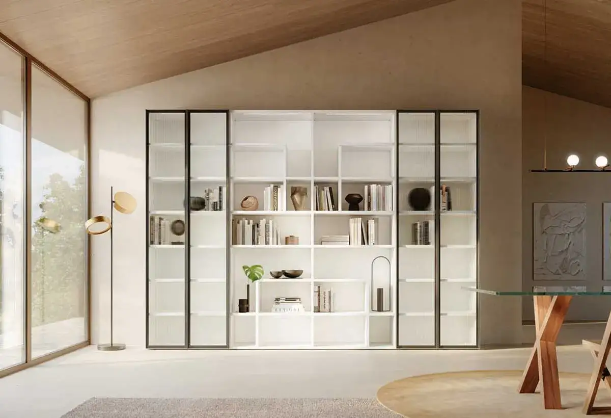 Libreria modulare con ante in vetro rigato, perfetta per idee originali in un loft moderno.
