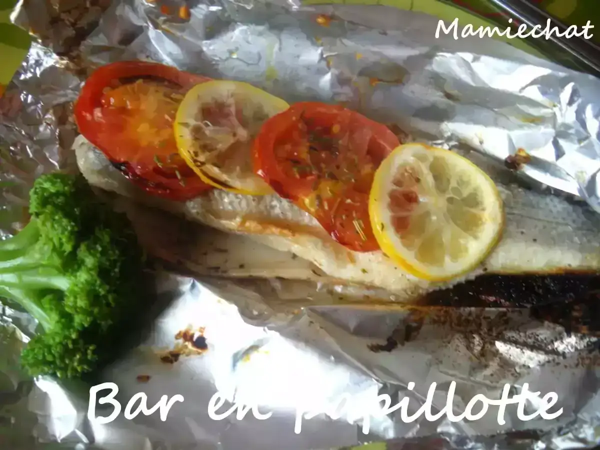 Bar au barbecue en papillote, avec tomates, citron et brocolis. Un plat savoureux et sain.