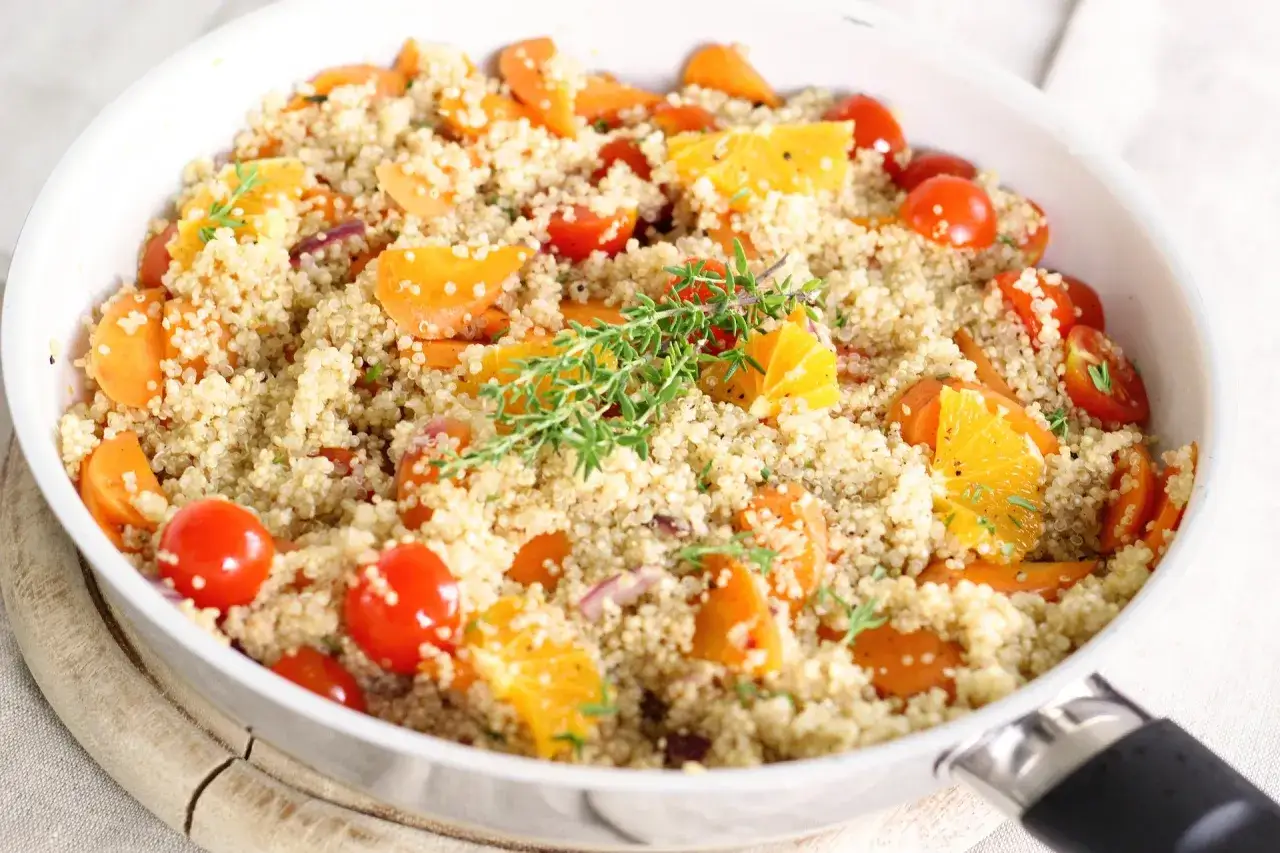 Quinoa-Salat mit Karotten, Tomaten und Orange. Was ist Quinoa? Ein gesundes Getreide, das hier mit frischen Zutaten serviert wird.