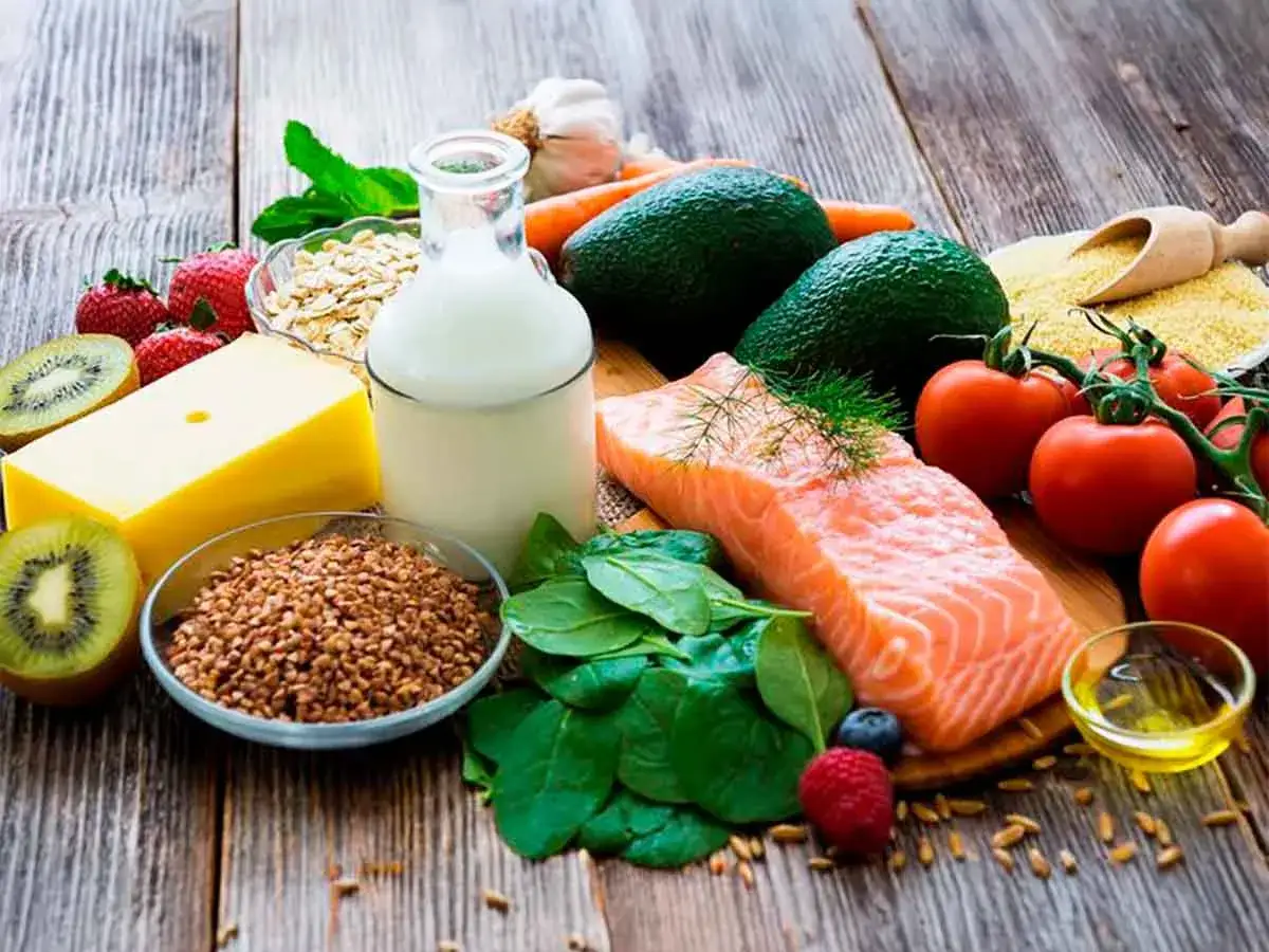 Salm&oacute;n, aguacates, bayas, espinacas y l&aacute;cteos son algunos de los alimentos para aumentar masa muscular.