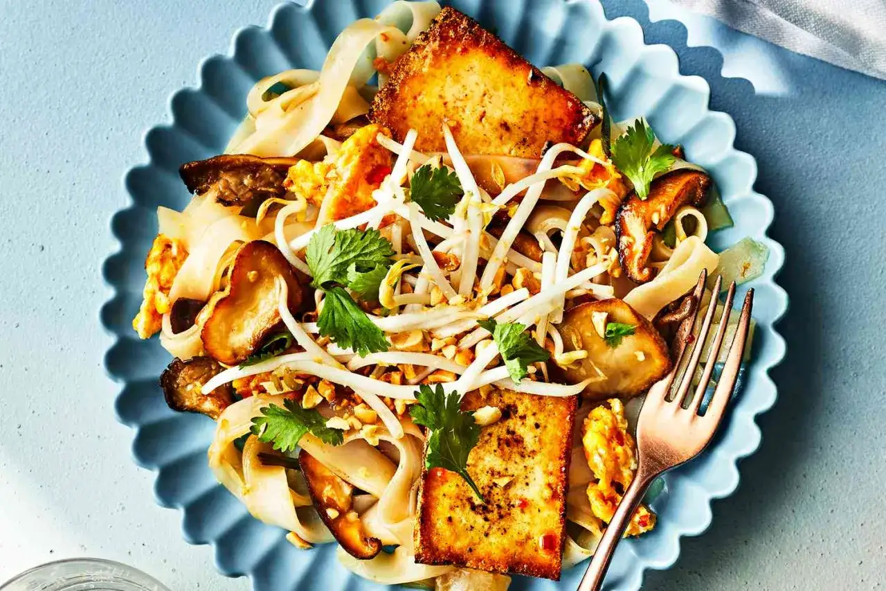 Pyszne dania z tofu: makaron ryżowy z chrupiącym tofu, grzybami shiitake, kiełkami fasoli mung i orzeszkami ziemnymi.