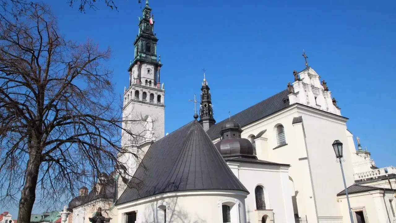 Jasne niebo nad Jasną Górą. Wieża klasztoru i kościół to główne częstochowa atrakcje, które przyciągają pielgrzymów i turystów.
