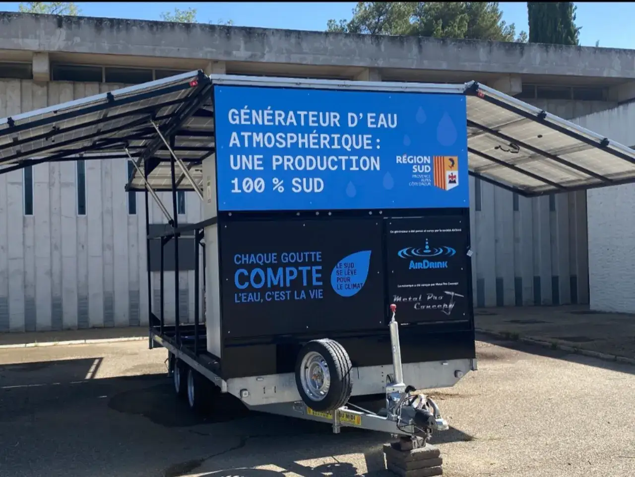 G&eacute;n&eacute;rateur d'eau atmosph&eacute;rique sur remorque, aliment&eacute; par panneaux solaires. Un avis sur la production locale et l'importance de l'eau.