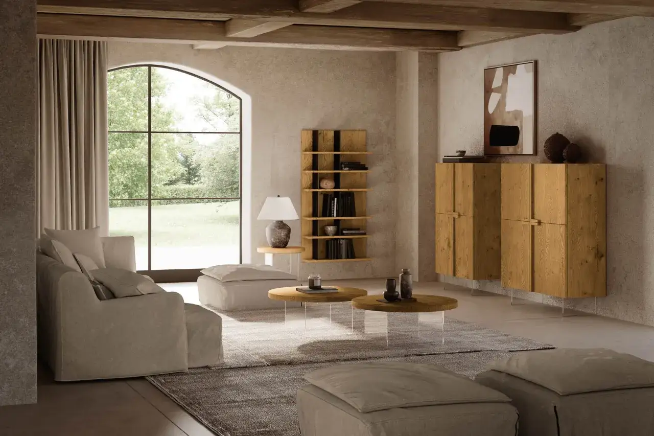 Soggiorno con divano beige, tavolini rotondi in legno e acrilico, libreria e credenza in legno. Stile minimalista con texture naturali.