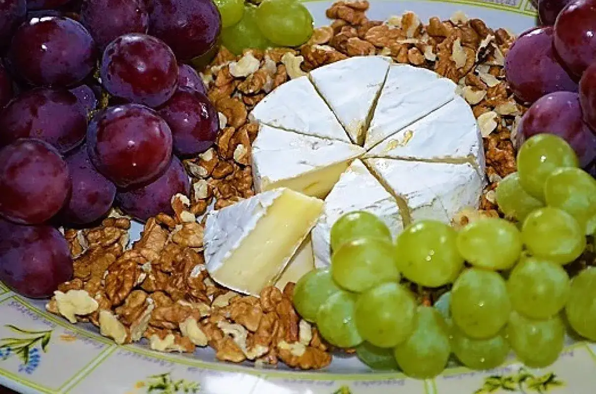 Ser camembert z winogronami i orzechami. Czy ser camembert jest zdrowy? To pyszna przekąska, która może być częścią zbilansowanej diety.