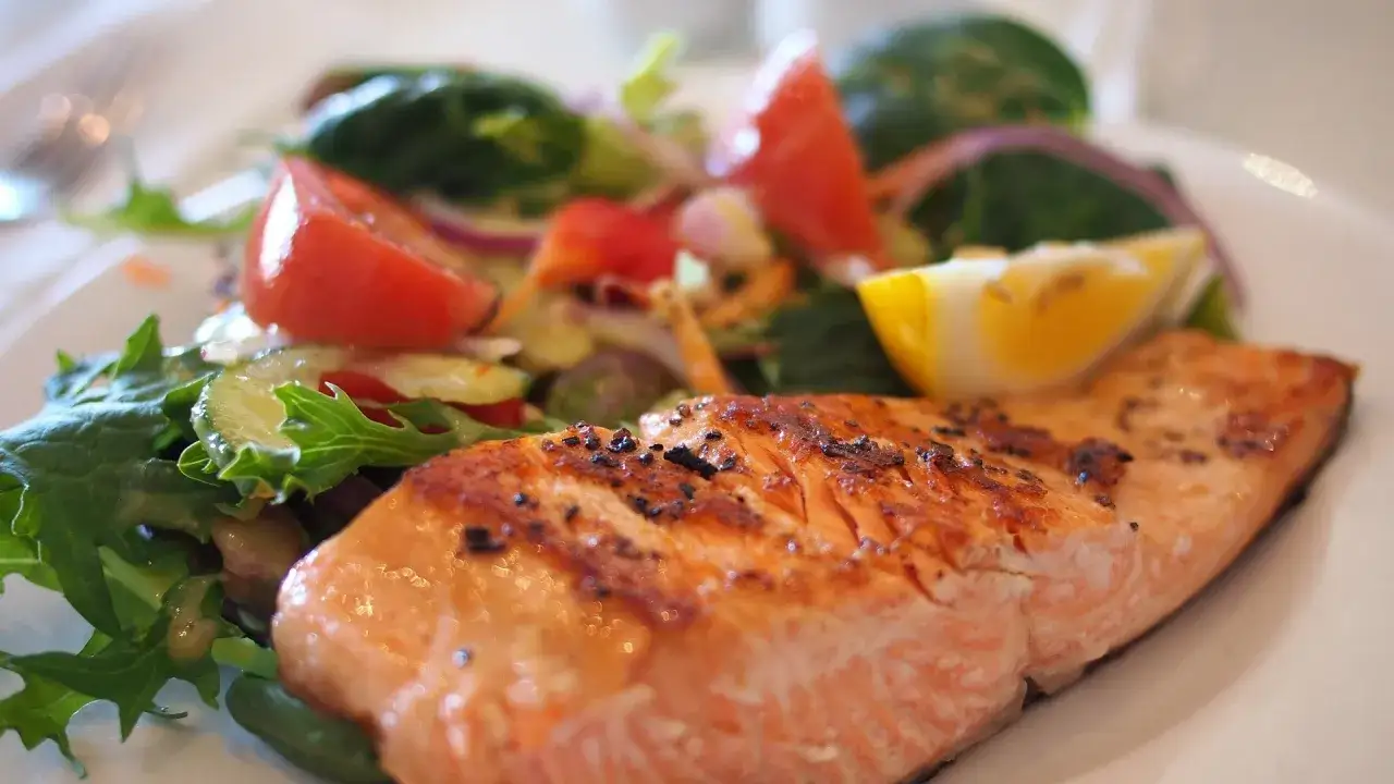 Ingredienti colorati per insalata di salmone