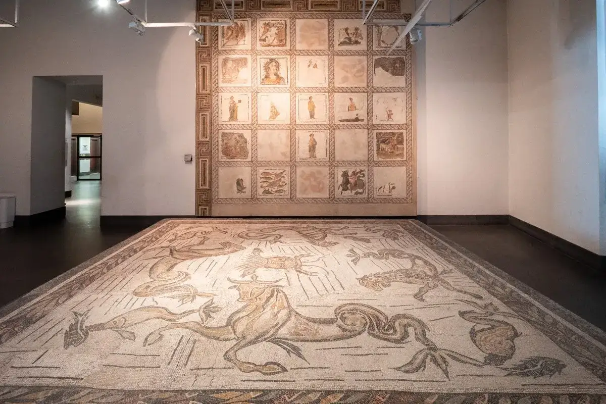 Mosa&iuml;que marine spectaculaire au Palazzo Massimo alle Terme, avec un taureau marin au premier plan et une fresque murale de sc&egrave;nes antiques.