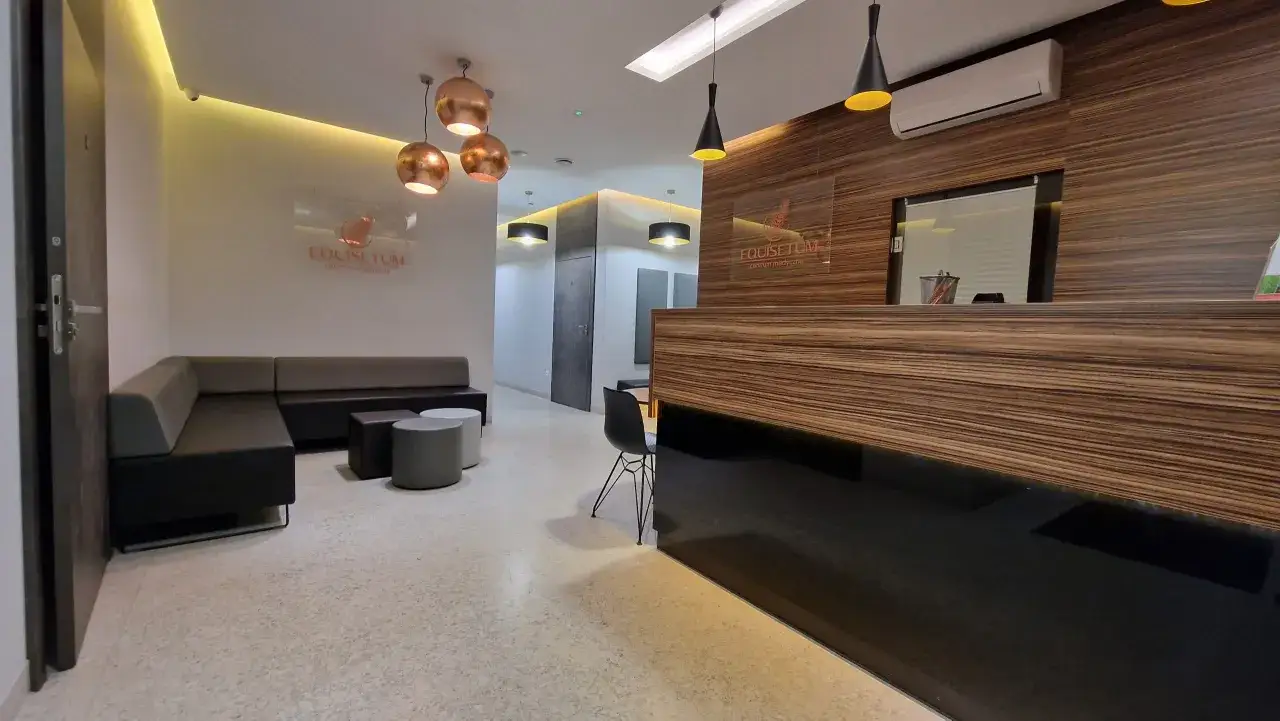 Nowoczesne centrum medyczne z recepcją, poczekalnią i logiem Equisetum.
