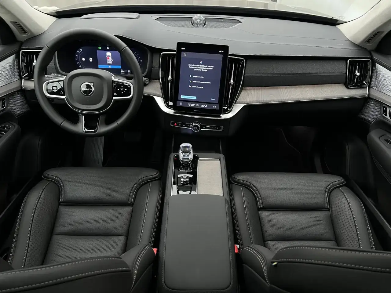 Wnętrze Volvo XC90 T8: skórzane fotele, cyfrowy kokpit i duży ekran multimedialny.