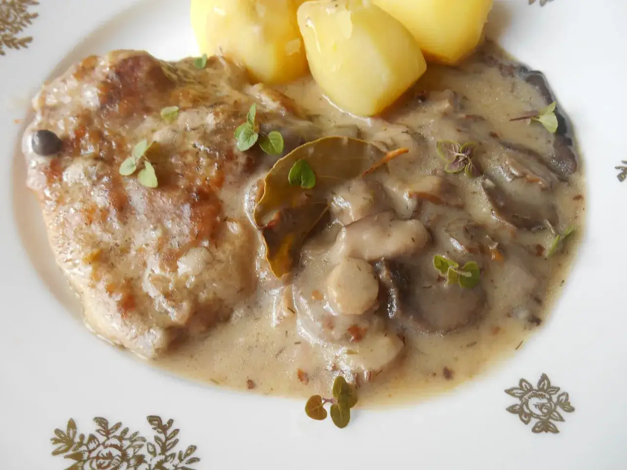 Kotlet w kremowym sosie myśliwskim z grzybami i ziemniakami.