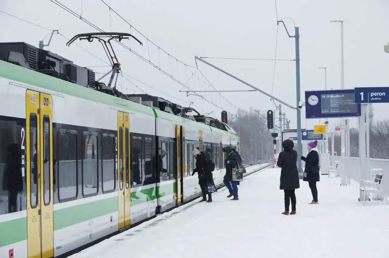 Ludzie czekają na pociąg w śnieżny dzień. Czy to przez strajk maszynistów?