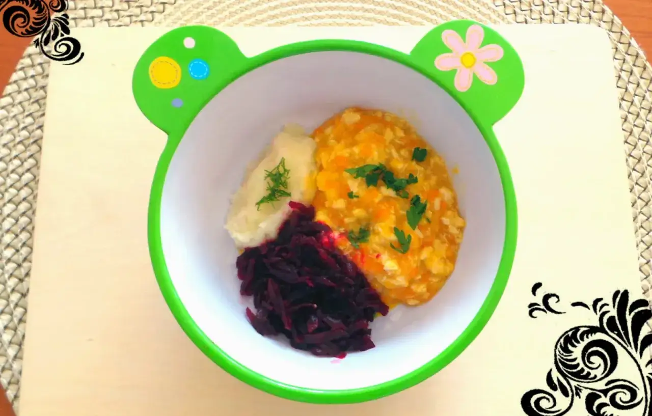 Kolorowy obiad dla 8 miesięcznego dziecka: puree ziemniaczane, buraczki i warzywa z kurczakiem. Smacznego!