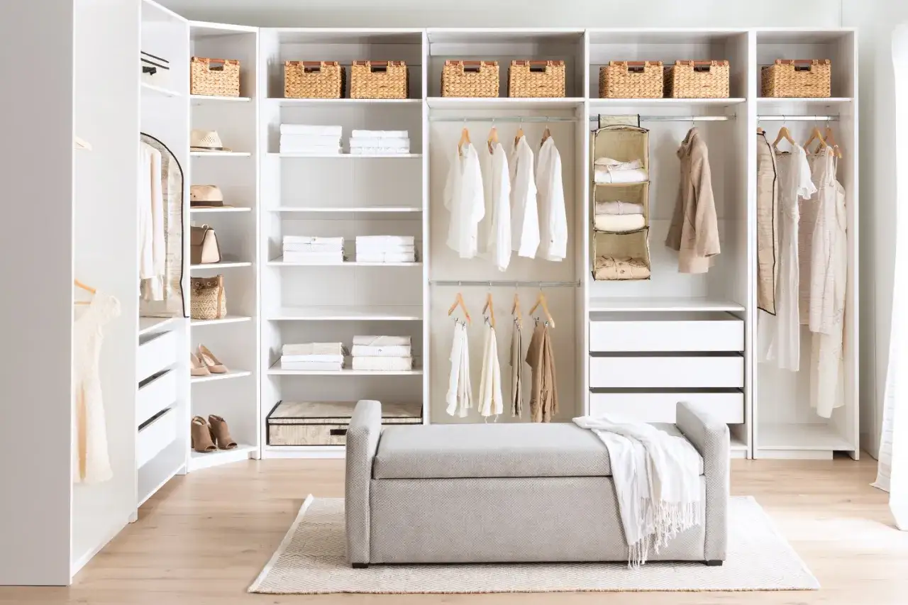 Armadio fai da te economico, ben organizzato con cestini, abiti appesi e piegati, panchetta contenitore.