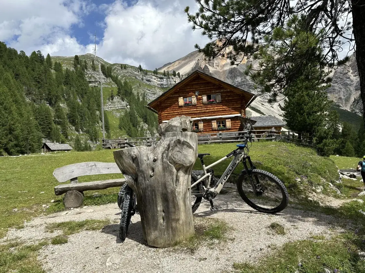 Due mountain bike attendono al rifugio Pederü, un luogo ideale per esplorare le Dolomiti. Ecco come arrivare!