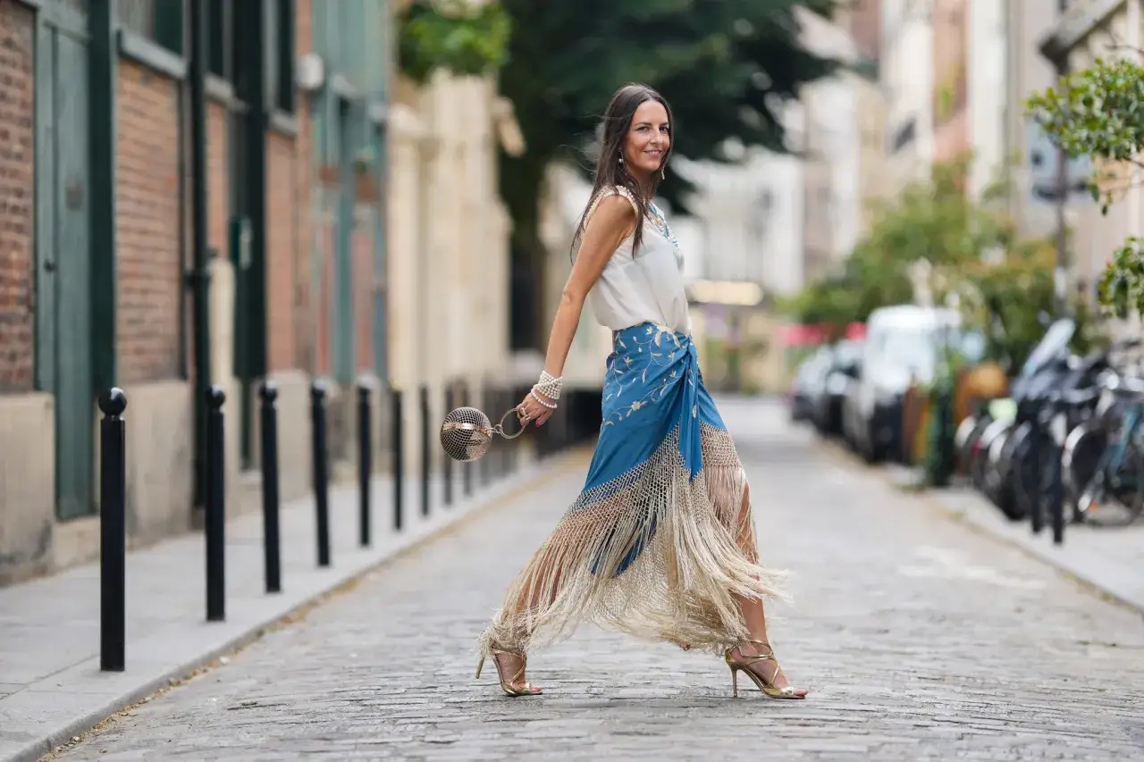 Mujer con falda larga y flecos, lista para la feria de abril sin vestido.