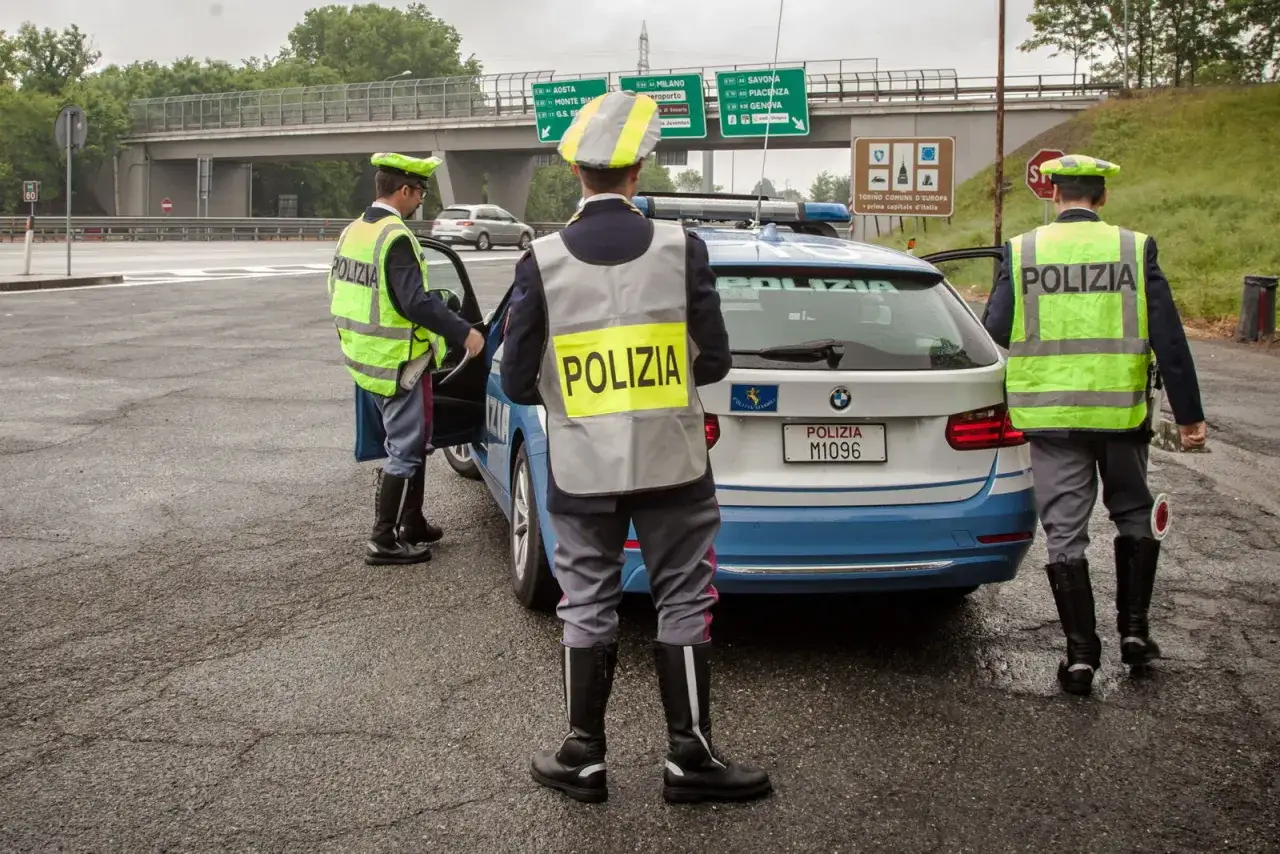 Agenti di polizia fermano un'auto. Cosa succede se la revisione è scaduta? Controlli stradali in corso.