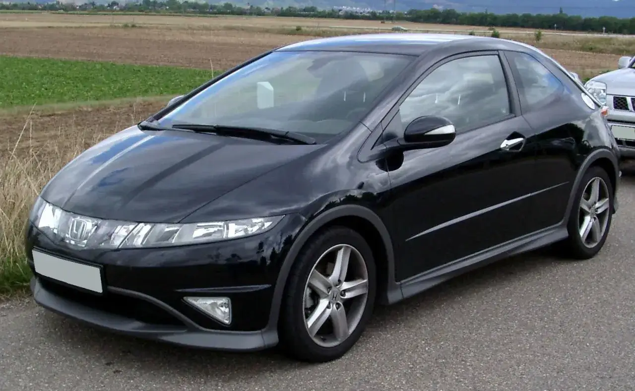 Czarny Honda Civic, często nazywany 