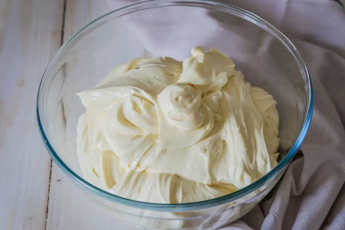 Cremige Buttercreme mit Pudding, bereit zum Verzieren eines Kuchens.