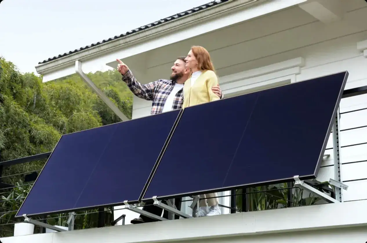 Para z zachwytem obserwuje dołożenie paneli fotowoltaicznych do istniejącej instalacji, planując przyszłość z zieloną energią.