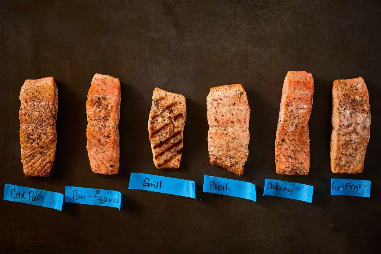 Siete filetes de salm&oacute;n, cada uno preparado de forma diferente (frito, a la parrilla, asado, horneado, etc.), para comparar recetas de salm&oacute;n.