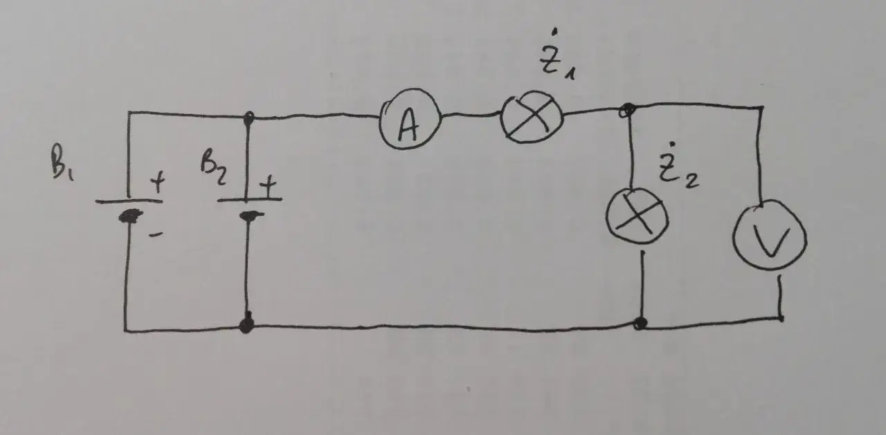Schemat obwodu elektrycznego z dwoma źródłami B1, B2 połączonymi równolegle, amperomierzem, żarówkami ż1, ż2 i woltomierzem.