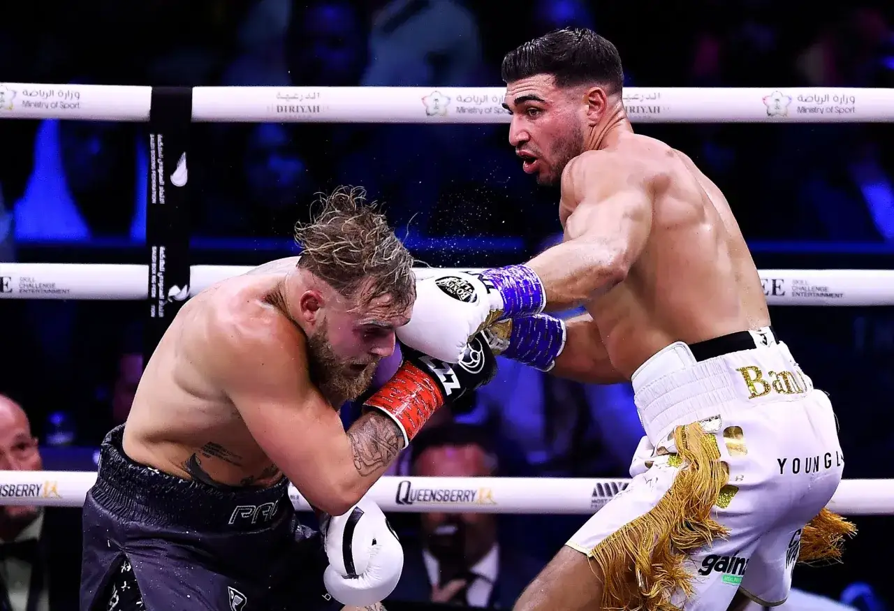 Tommy Fury sl&aring;r Jake Paul i en intensiv match.