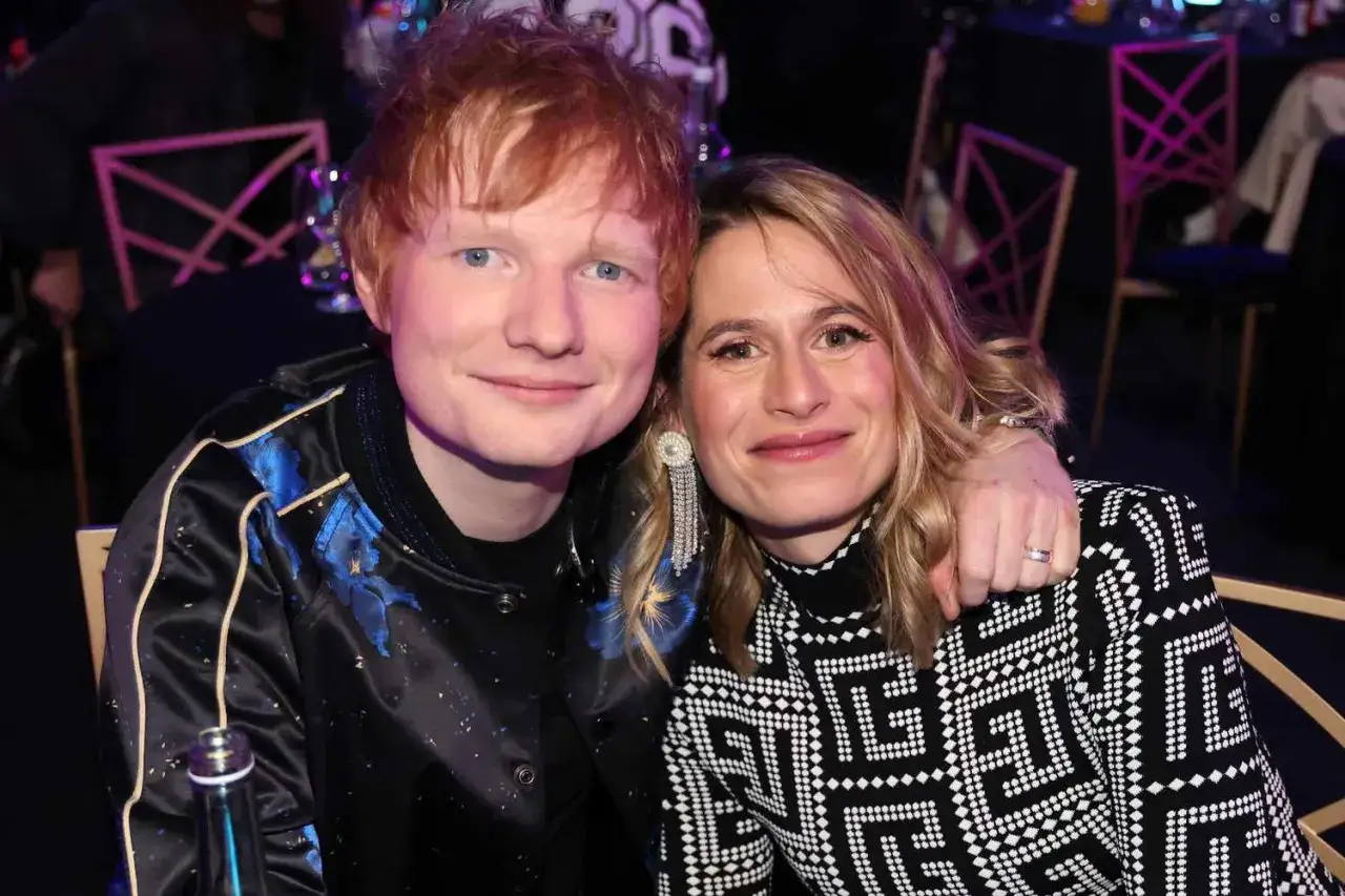 Ed Sheeran z żoną Cherry Seaborn, rodzice dwójki uroczych dzieci, uśmiechają się do zdjęcia.