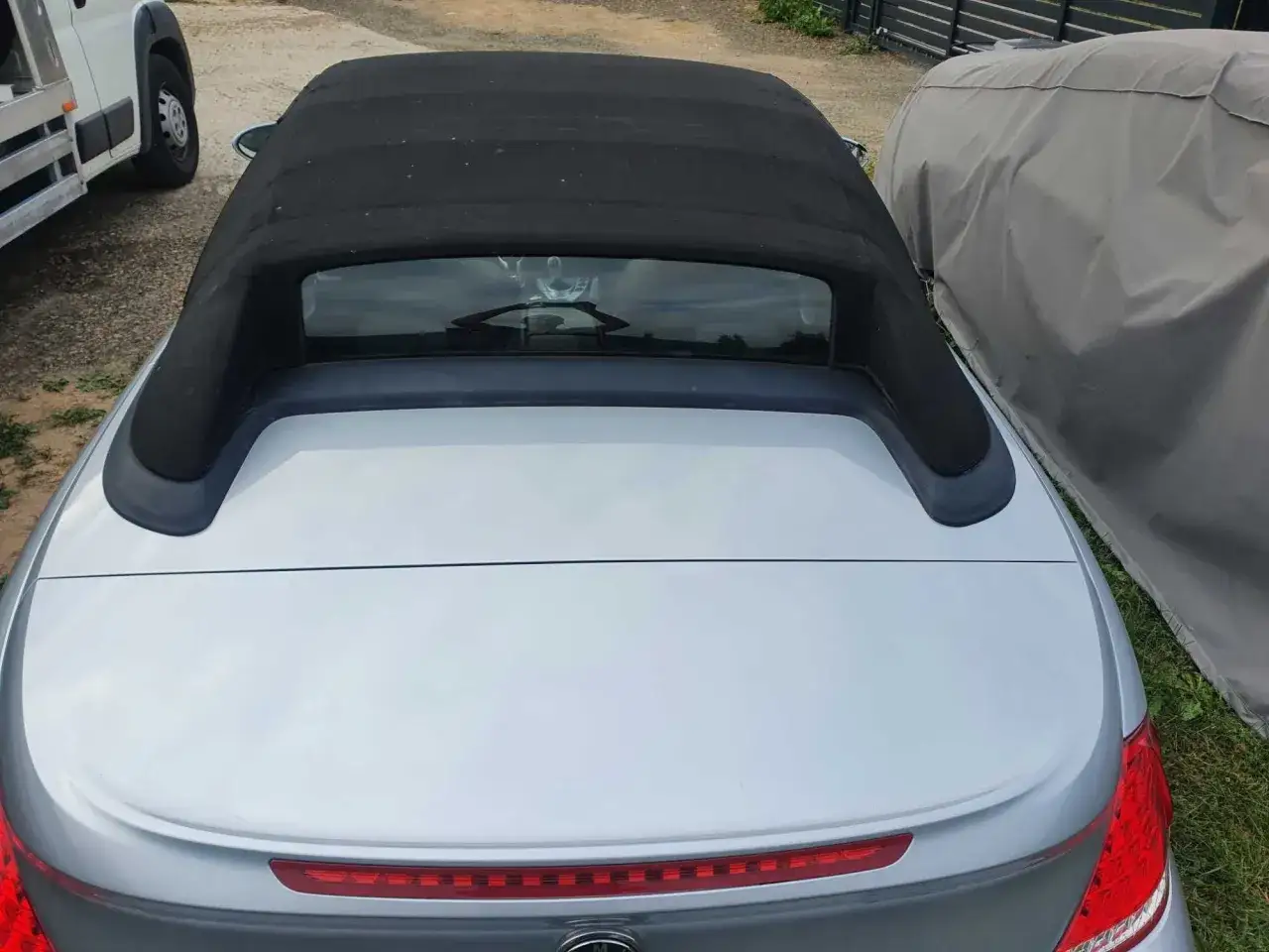 Srebrne bmw e64 z czarnym dachem, gotowe na letnie przejażdżki.