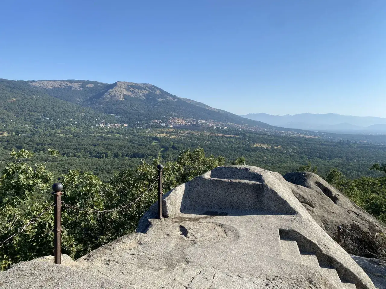 Vista panor&aacute;mica desde la cima de la barranca, con un paisaje monta&ntilde;oso y un pueblo al fondo.