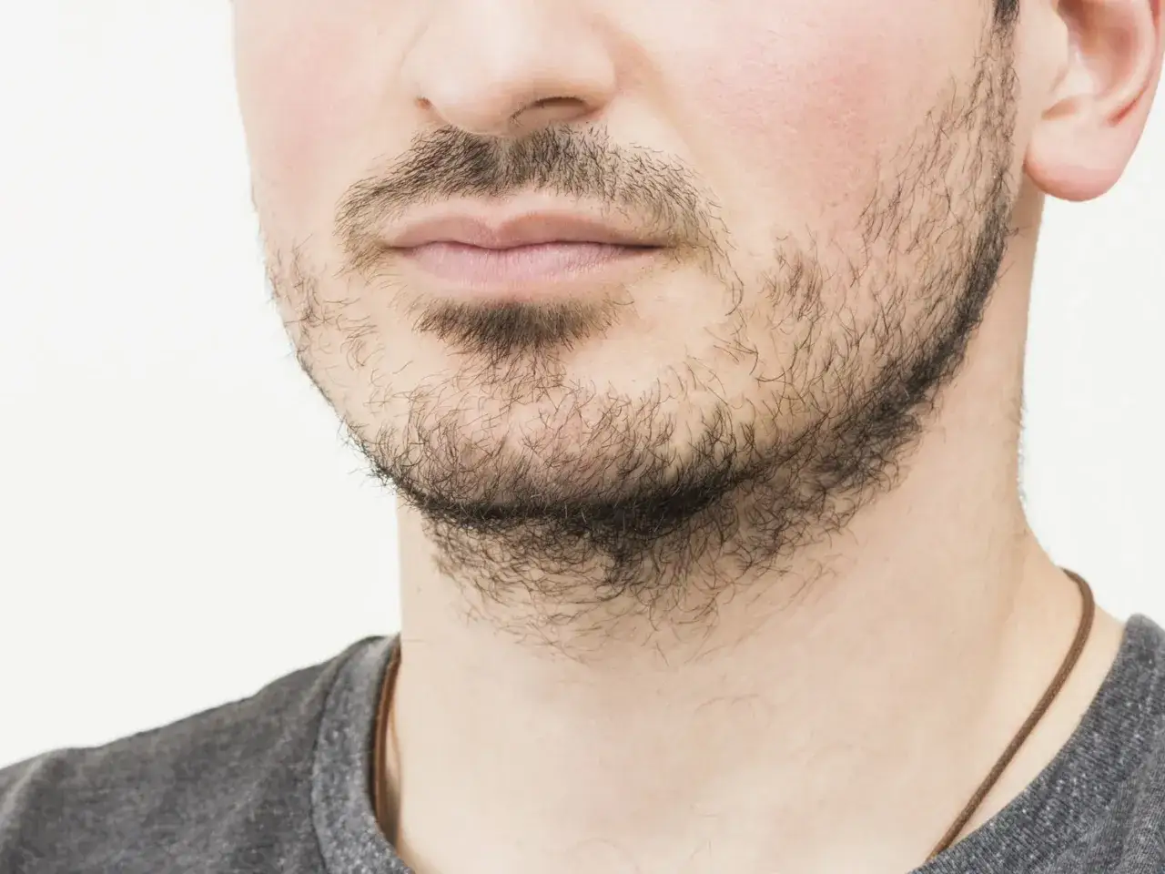 Un homme avec une barbe naissante. Pour savoir si on est imberbe, il faut observer la pousse des poils du visage.