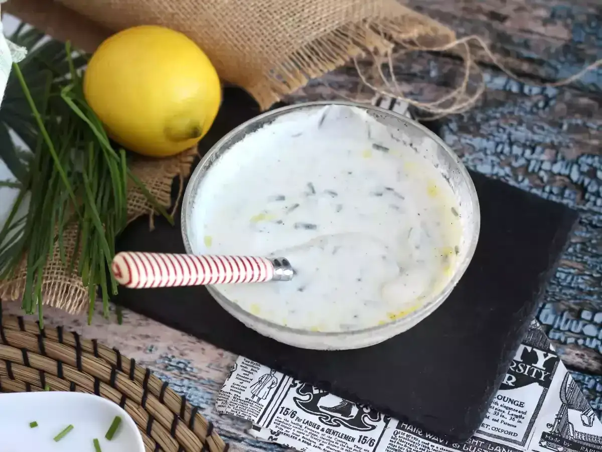 En sk&aring;l med kr&auml;mig, kalorisn&aring;l s&aring;s med gr&auml;sl&ouml;k och en citron i bakgrunden.