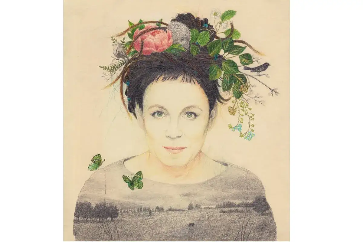 Olga Tokarczuk życiorys: portret kobiety z wiankiem z kwiatów, jeży i ptaków. Na jej ramionach motyle, a na bluzce krajobraz.