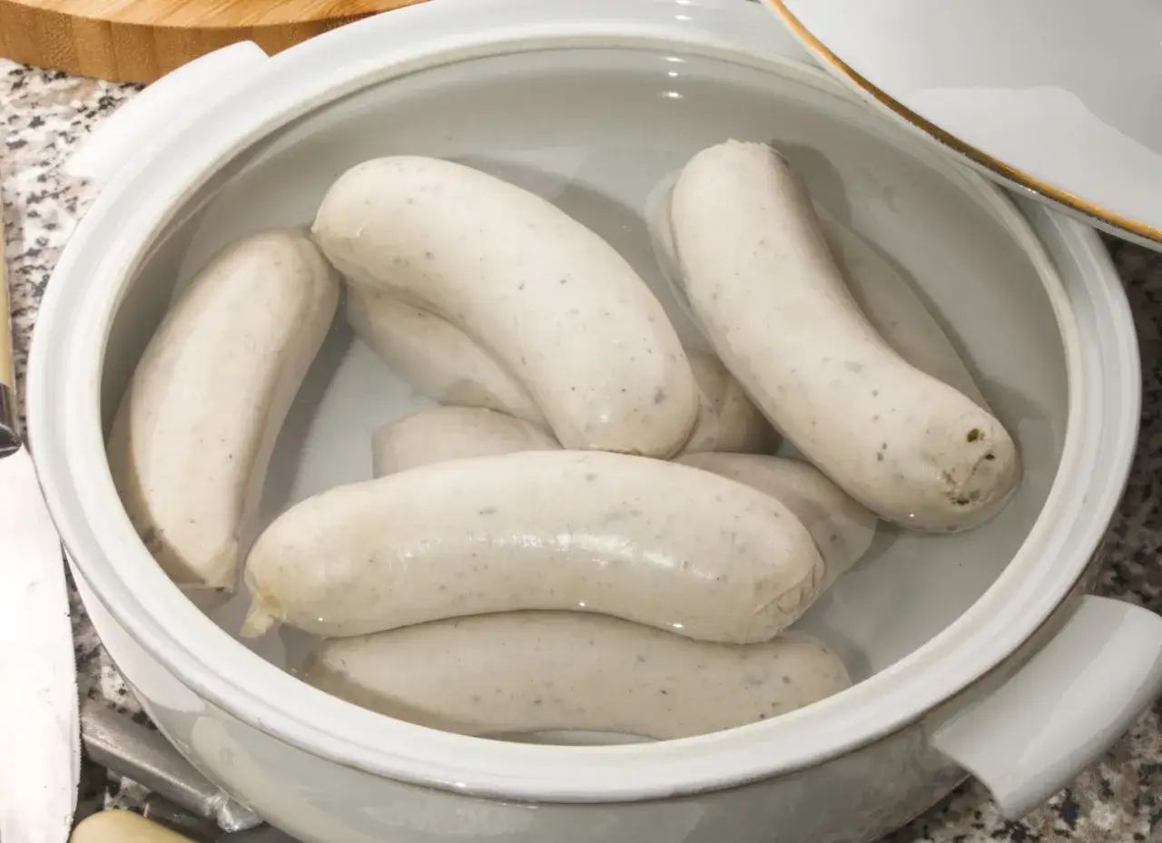Biała kiełbasa w garnku z wodą, gotowa do przygotowania. Prosty sposób, jak ugotować białą kiełbasę, by była idealna.