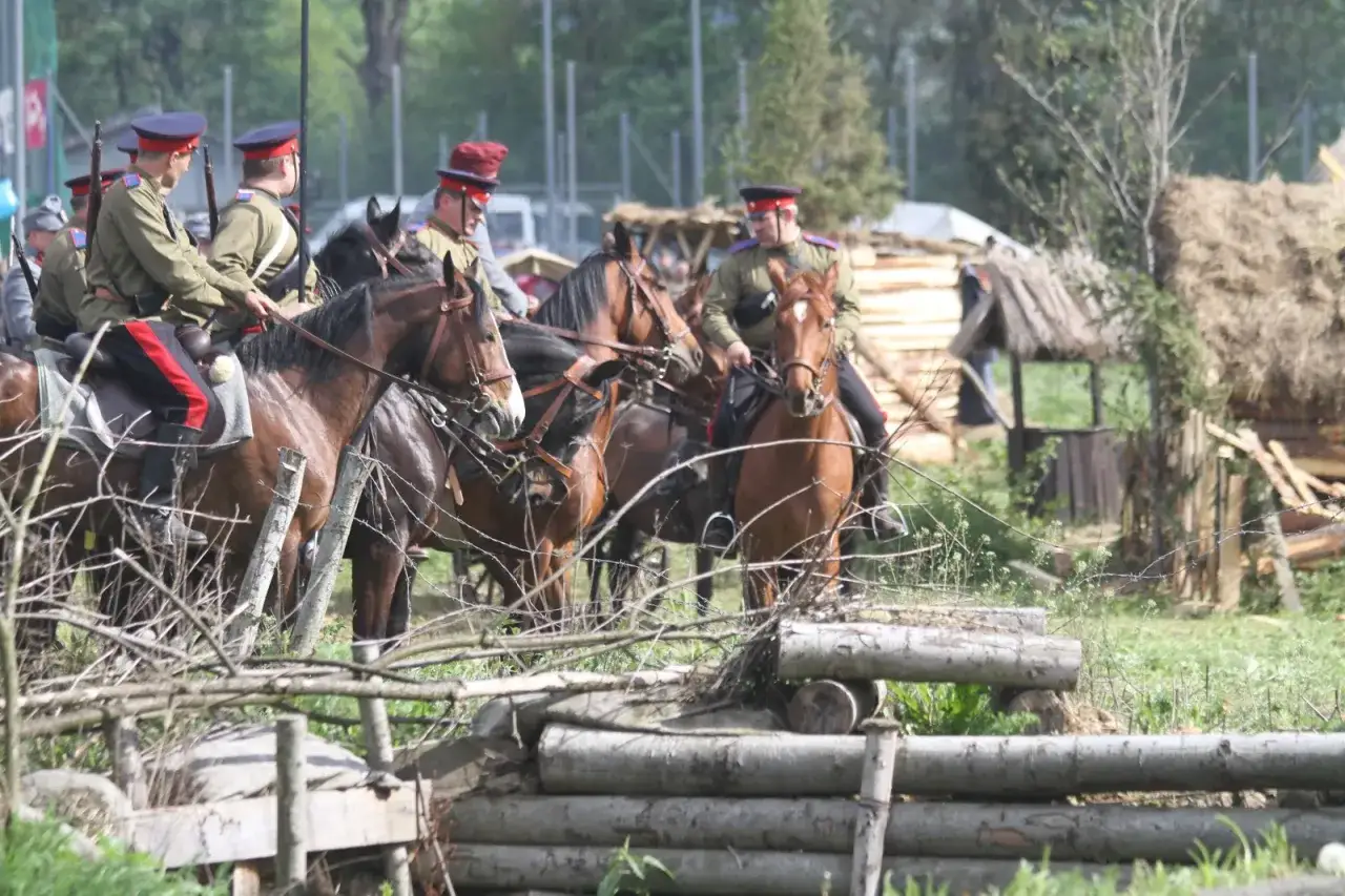Jeźdźcy w historycznych strojach, konne **regietów atrakcje** podczas rekonstrukcji.