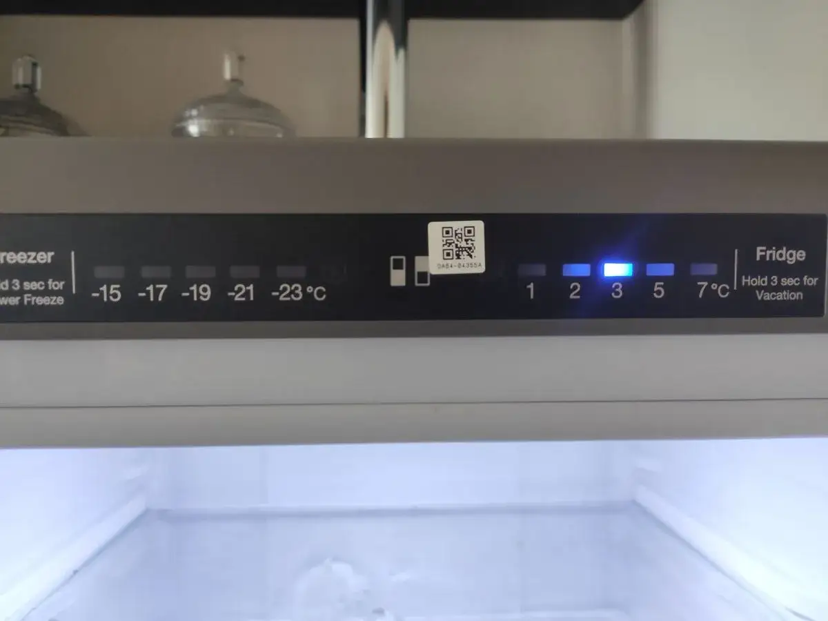 Wyświetlacz lodówki Samsung pokazuje temperaturę zamrażarki -23°C i lodówki 7°C. Po wyłączeniu prądu, kontrolki temperatury świecą.