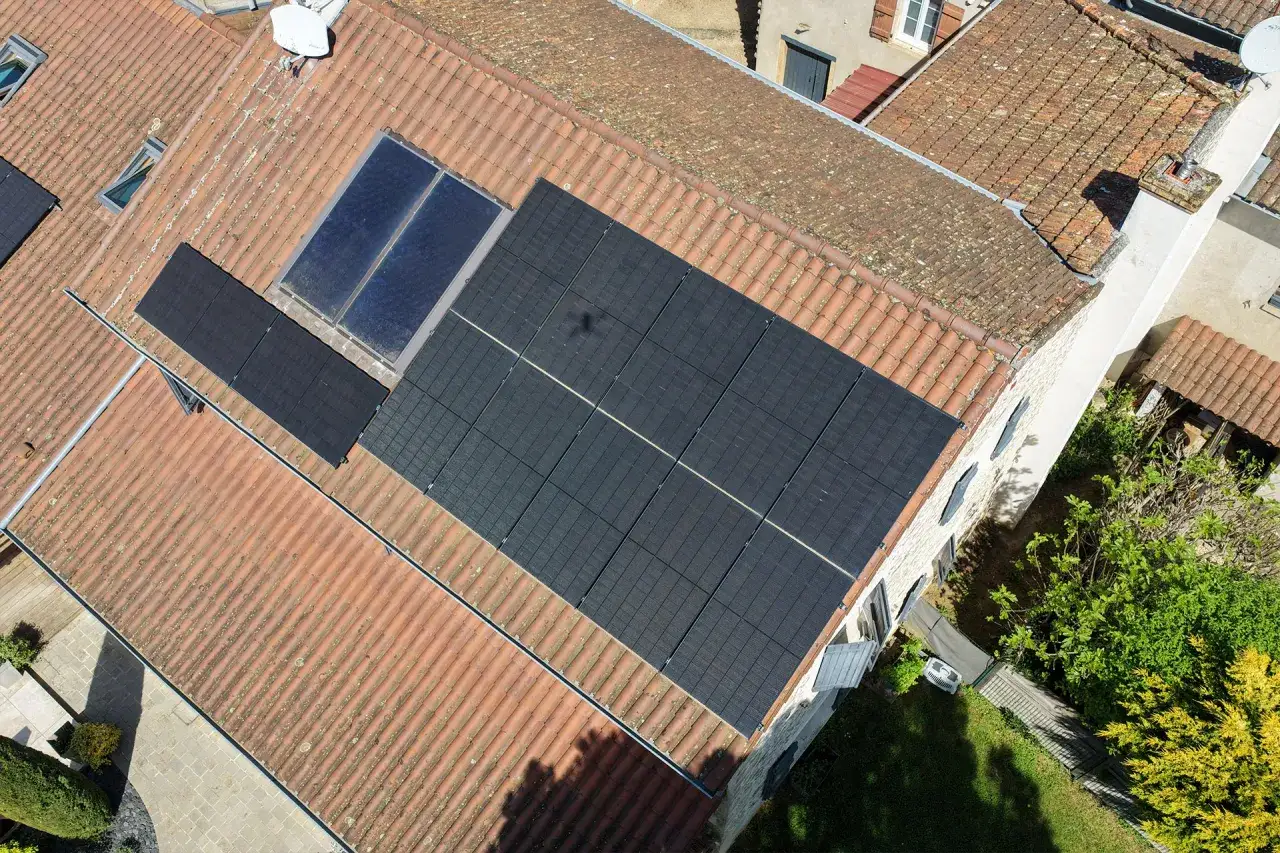 Vue aérienne d'un toit avec des panneaux solaires. Attention à l'arnaque panneau solaire, vérifiez la qualité de l'installation.
