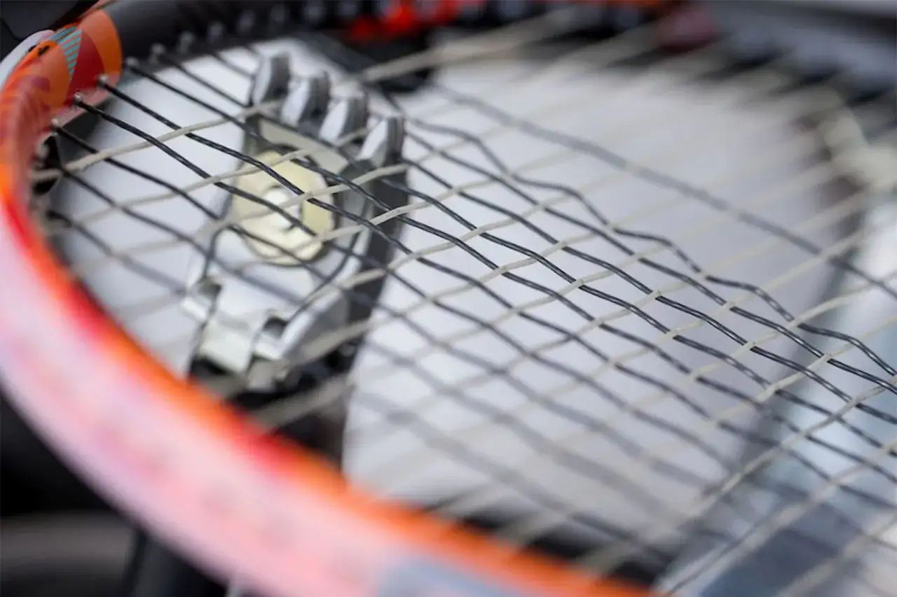 Zdjęcie Jaki naciąg do rakiety squash – wybierz najlepszy dla siebie i uniknij błędów