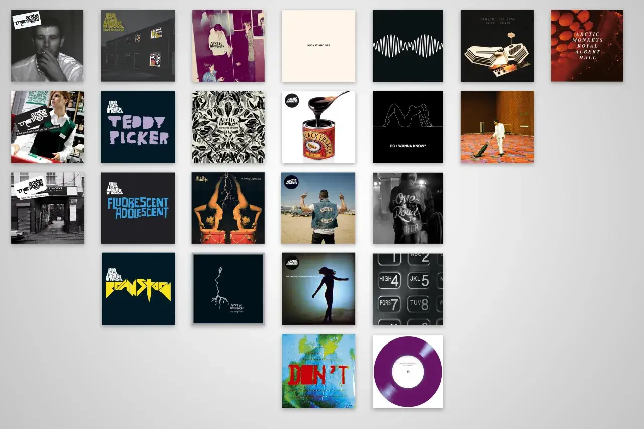 Collection de pochettes d'albums des Arctic Monkeys, allant de leurs débuts à leurs œuvres plus récentes.