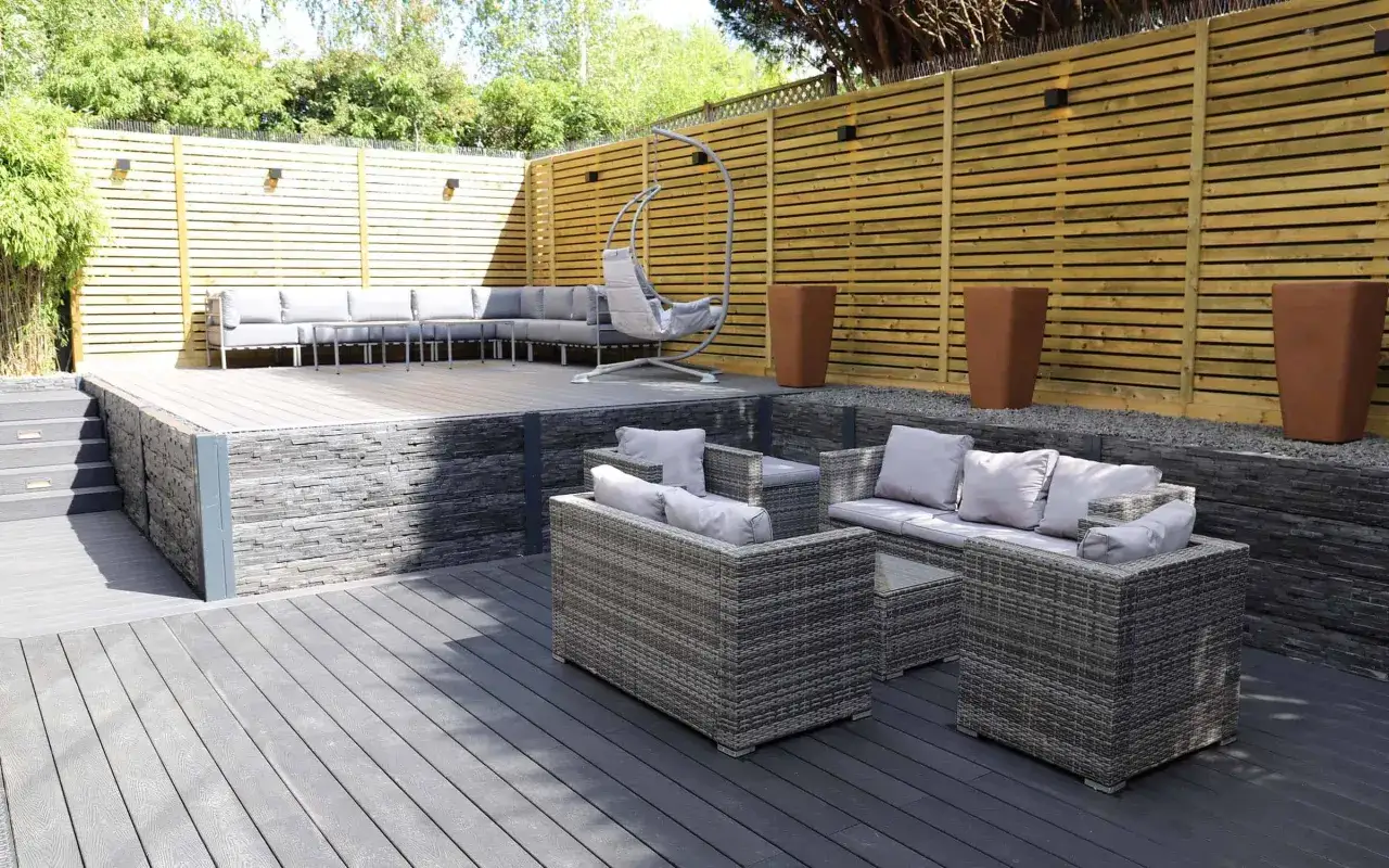 Am&eacute;nagement terrasse en bois moderne avec salon de jardin, fauteuil suspendu et jardini&egrave;res. Un espace ext&eacute;rieur invitant &agrave; la d&eacute;tente.