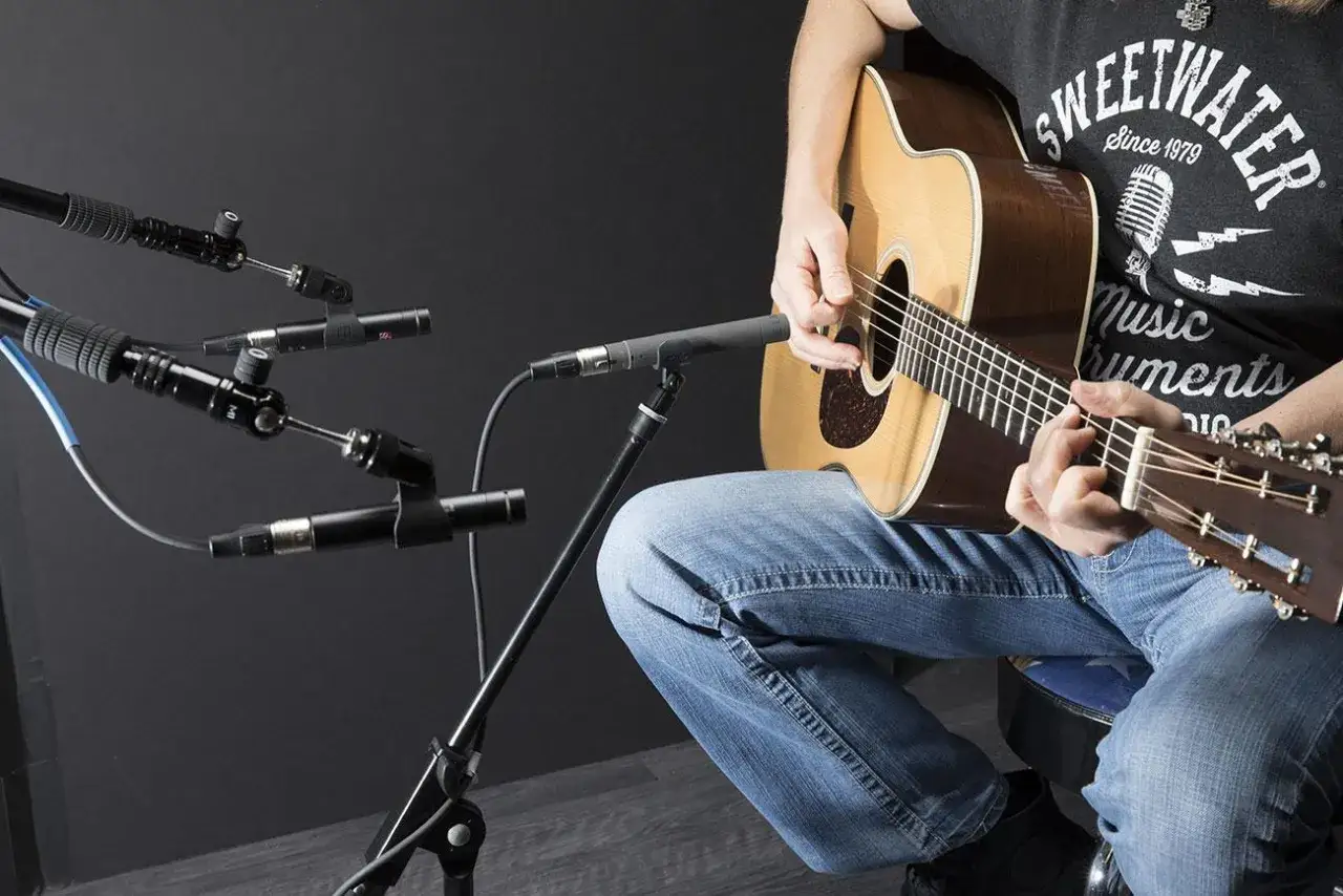 Prise de son guitare acoustique avec plusieurs microphones pour capturer chaque nuance.